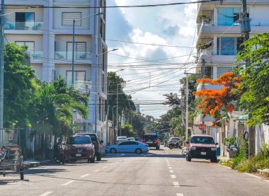 Playa del Carmen Meksika 04. Temmuz 2022 Tipik sokak yolu ve şehir manzarası Luis Donaldo Colosio Playa del Carmen 'in Meksika' daki araba ve binaları ile.
