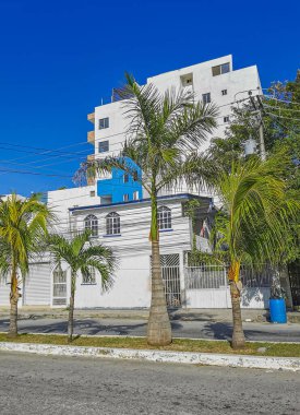 Playa del Carmen Meksika 04. Temmuz 2022 Tipik sokak yolu ve şehir manzarası Luis Donaldo Colosio Playa del Carmen 'in Meksika' daki araba ve binaları ile.