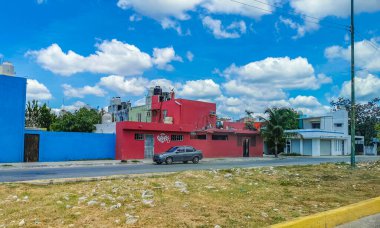 Playa del Carmen Meksika 16 numara. Mayıs 2022 Quintana Roo Mexico 'da Playa del Carmen' in arabaları ve binalarıyla tipik sokak ve şehir manzarası.