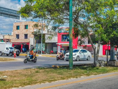 Playa del Carmen Meksika 16 numara. Mayıs 2022 Quintana Roo Mexico 'da Playa del Carmen' in arabaları ve binalarıyla tipik sokak ve şehir manzarası.