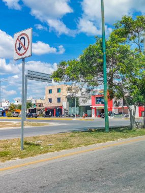 Playa del Carmen Meksika 16 numara. Mayıs 2022 Quintana Roo Mexico 'da Playa del Carmen' in arabaları ve binalarıyla tipik sokak ve şehir manzarası.