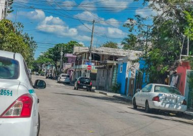 Playa del Carmen Meksika 16 numara. Mayıs 2022 Quintana Roo Mexico 'da Playa del Carmen' in arabaları ve binalarıyla tipik sokak ve şehir manzarası.