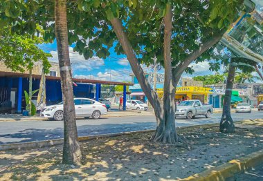 Playa del Carmen Meksika 16 numara. Mayıs 2022 Quintana Roo Mexico 'da Playa del Carmen' in arabaları ve binalarıyla tipik sokak ve şehir manzarası.