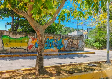 Playa del Carmen Meksika 16 numara. Mayıs 2022 Quintana Roo Mexico 'da Playa del Carmen' in arabaları ve binalarıyla tipik sokak ve şehir manzarası.