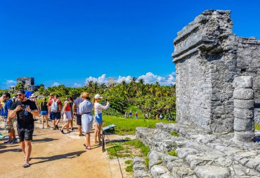 Tulum Meksika 24. Haziran 2022 Antik Tulum, Tulum Meksika 'da tropikal doğal orman palmiyesi ve deniz manzarası üzerindeki kalıntılar ve tapınak kalıntıları ile Maya bölgesini harap etti..
