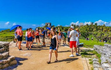 Tulum Meksika 24. Haziran 2022 Antik Tulum, Tulum Meksika 'da tropikal doğal orman palmiyesi ve deniz manzarası üzerindeki kalıntılar ve tapınak kalıntıları ile Maya bölgesini harap etti..
