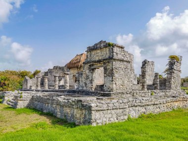 Antik Tulum, Tulum Meksika 'daki tropikal doğal orman palmiyesi ve deniz manzarasında tapınak kalıntıları ve eserlerle Maya bölgesini harabeye çeviriyor..
