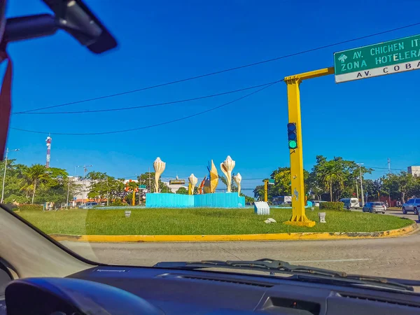 Мексика Січень 2022 Типова Вулиця Міський Пейзаж Автомобілями Будівлями Канкуна — стокове фото