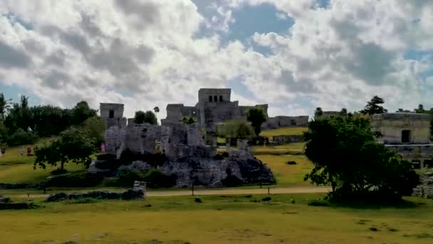 古代トゥルム遺跡チュルムメキシコの熱帯自然ジャングルの森のヤシや海のパノラマビューで寺院遺跡ピラミッドや遺物とマヤ遺跡 — ストック動画