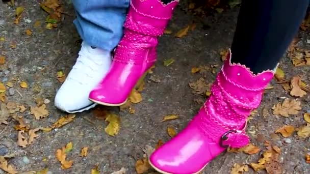 Pink Boots Cool Sneakers Nervous Woman Man Wiggle His Feet — Vídeos de Stock