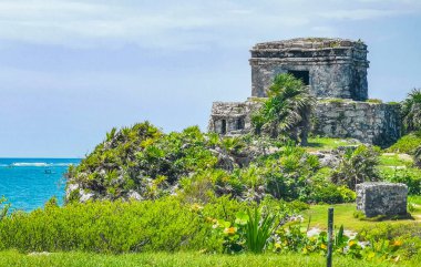 Antik Tulum, Tulum Meksika 'daki tropikal doğal orman palmiyesi ve deniz manzarasında tapınak kalıntıları ve eserlerle Maya bölgesini harabeye çeviriyor..