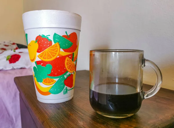 清潔なキッチンで木製の背景にメキシコからの黒いコーヒーのグラスカップ — ストック写真
