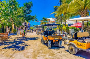 Holbox Meksika 16. Mayıs 2022 Faytonlu araba golf arabaları Holbox Adası Meksika 'daki köyün rıhtımındaki iskeleye götürülüyor..