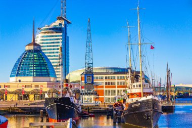 Bremerhaven Almanya 16. Ocak 2011 Cityscape ve ATLANTIC Hotel Sail City deniz feneri mimarisinin sahili Almanya 'da Bremerhaven' da tekne hendeği ve manzarası.