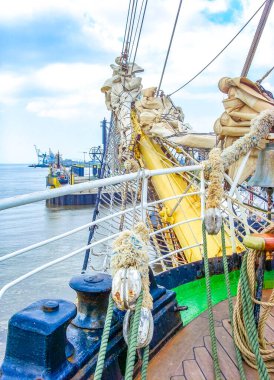 Almanya Bremerhaven 'daki hendek manzarasında gemi teknelerinin liman iskelesi gidon direği mimarisinin detayları.