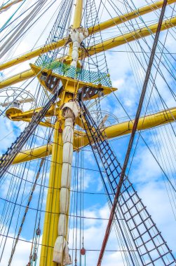 Almanya Bremerhaven 'daki hendek manzarasında gemi teknelerinin liman iskelesi gidon direği mimarisinin detayları.