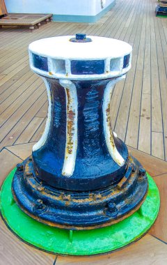 Almanya Bremerhaven 'daki hendek manzarasında gemi teknelerinin liman iskelesi gidon direği mimarisinin detayları.