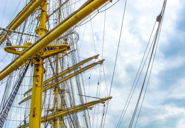 Almanya Bremerhaven 'daki hendek manzarasında gemi teknelerinin liman iskelesi gidon direği mimarisinin detayları.