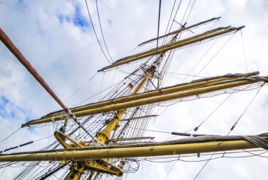 Almanya Bremerhaven 'daki hendek manzarasında gemi teknelerinin liman iskelesi gidon direği mimarisinin detayları.