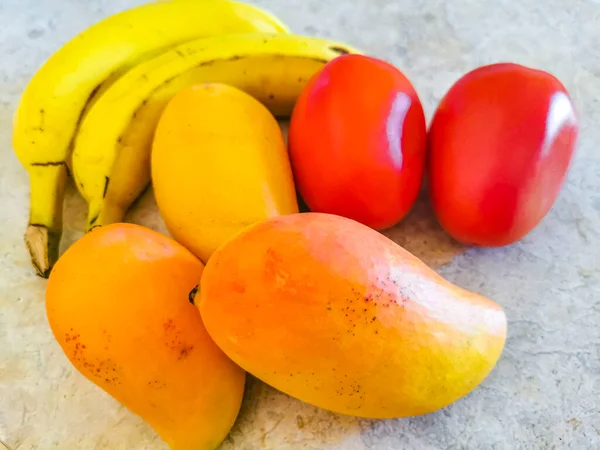 Mangos Bananas Tomatoes Fruits Vegetables Table Preparing Breakfast Lunch Playa — Foto de Stock