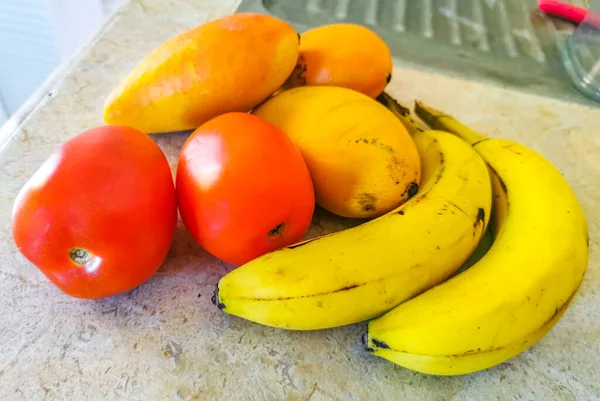 Mangos Bananas Tomatoes Fruits Vegetables Table Preparing Breakfast Lunch Playa — Fotografia de Stock