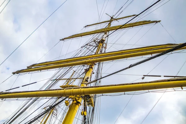 Almanya Bremerhaven 'daki hendek manzarasında gemi teknelerinin liman iskelesi gidon direği mimarisinin detayları.