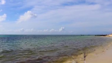 Tropik Meksika plajı turkuaz su Playa del Carmen Meksika.