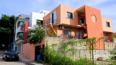 Playa del Carmen Meksika 18 numara. Ağustos 2021 Playa del Carmen Meksika 'daki Tipik Turuncu Konut Oteli Apartmanı.