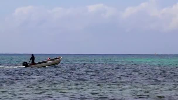 プラヤデルカルメンメキシコのターコイズブルーの水で熱帯メキシコのビーチパノラマビューでボートやヨット — ストック動画