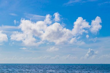 Playa del Carmen Mexico 'da berrak turkuaz mavi suyu olan tropik Meksika sahili manzarası..