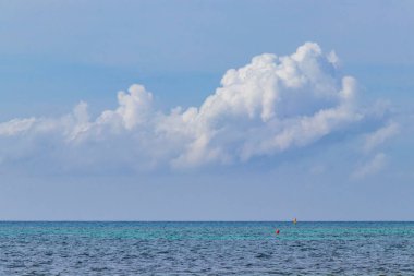 Playa del Carmen Mexico 'da berrak turkuaz mavi suyu olan tropik Meksika sahili manzarası..