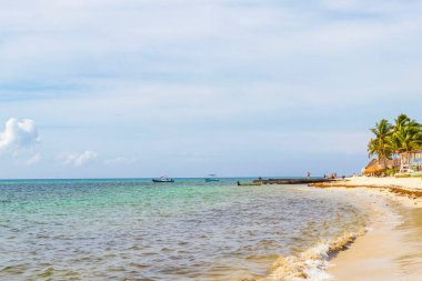 Playa del Carmen Mexico 'da berrak turkuaz mavi suyu olan tropik Meksika sahili manzarası..