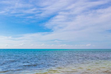 Playa del Carmen Mexico 'da berrak turkuaz mavi suyu olan tropik Meksika sahili manzarası..