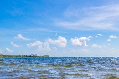 Playa del Carmen Mexico 'da berrak turkuaz mavi suyu olan tropik Meksika sahili manzarası..