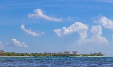 Playa del Carmen Mexico 'da berrak turkuaz mavi suyu olan tropik Meksika sahili manzarası..