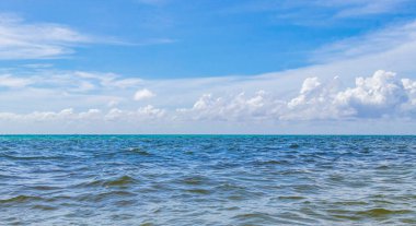 Playa del Carmen Mexico 'da berrak turkuaz mavi suyu olan tropik Meksika sahili manzarası..