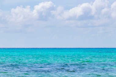Playa del Carmen Mexico 'da berrak turkuaz mavi suyu olan tropik Meksika sahili manzarası..
