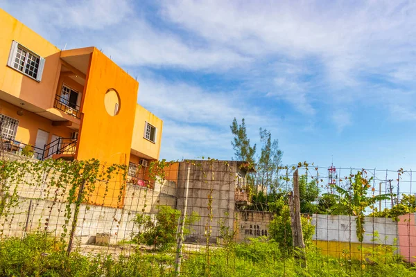 Playa Del Carmen Mexico典型的橙色住宅旅馆公寓大楼 — 图库照片