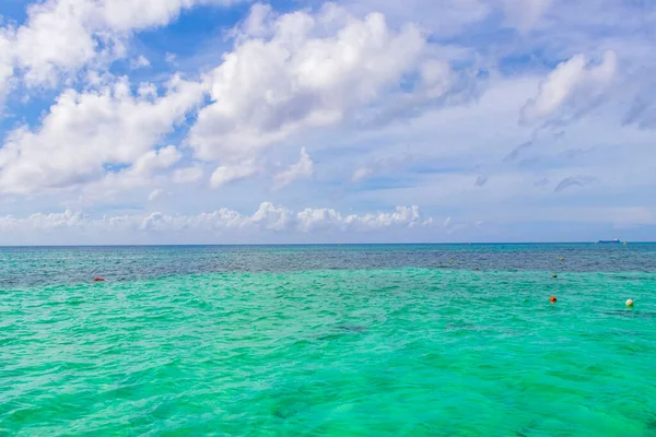 Playa del Carmen Mexico 'da berrak turkuaz mavi suyu olan tropik Meksika sahili manzarası..