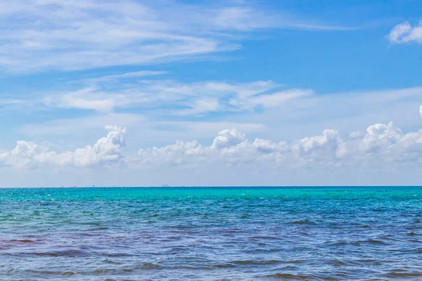 プラヤデルカルメンメキシコの澄んだターコイズブルーの水と熱帯メキシコのビーチの風景のパノラマ — ストック写真