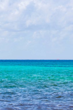 Playa del Carmen Mexico 'da berrak turkuaz mavi suyu olan tropik Meksika sahili manzarası..