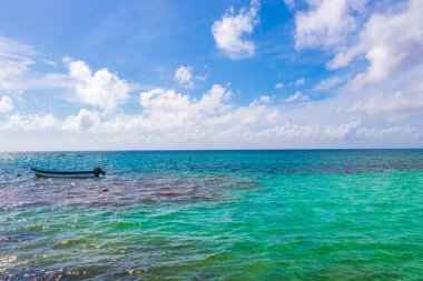 Playa 88 ve Playa del Carmen Mexico 'daki Punta Esmeralda' dan tropikal Meksika sahili manzaralı rıhtımda vapur iskelesi ve liman..