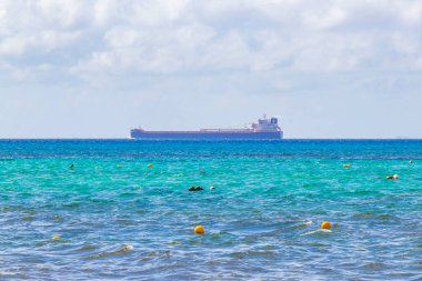 Playa 88 ve Playa del Carmen Mexico 'daki Punta Esmeralda' nın tropikal Meksika plaj manzaralı yat konteynır gemisi iskelesi ve limanı..