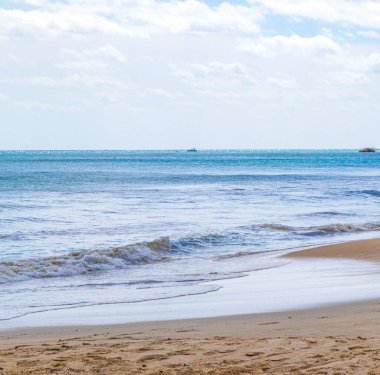 Playa del Carmen Meksika 'da berrak mavi turkuaz mavi su ve dalgalarla tropik Meksika sahili manzarası.