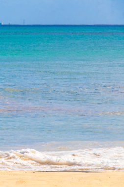 Playa del Carmen Meksika 'da berrak mavi turkuaz mavi su ve dalgalarla tropik Meksika sahili manzarası.