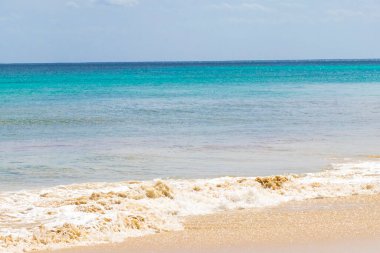 Playa del Carmen Meksika 'da berrak mavi turkuaz mavi su ve dalgalarla tropik Meksika sahili manzarası.
