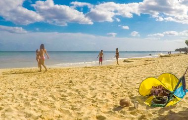 Playa del Carmen Meksika 30 numara. Ekim 2021 İnsanlar Playa del Carmen Meksika 'da tropik Meksika plajında voleybol oynuyorlar. 88 Punta Esmeralda.