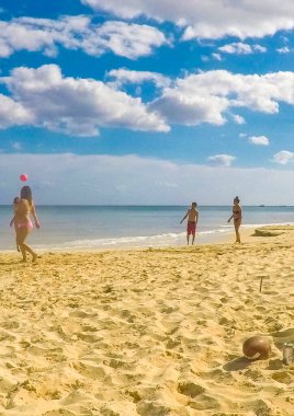 Playa del Carmen Meksika 30 numara. Ekim 2021 İnsanlar Playa del Carmen Meksika 'da tropik Meksika plajında voleybol oynuyorlar. 88 Punta Esmeralda.