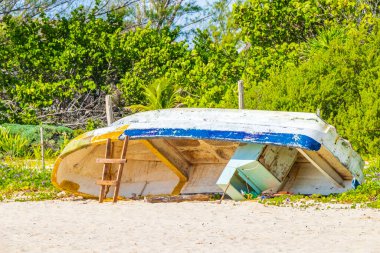 Playa 88 ve Playa del Carmen Mexico 'daki Punta Esmeralda' dan tropikal Meksika sahili manzaralı rıhtımda vapur iskelesi ve liman..