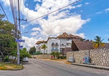 Playa del Carmen Meksika 18 numara. Temmuz 2022 Tipik cadde yolu ve arabalı şehir merkezi trafik restoranları Quintana Roo Mexico 'daki Playa del Carmen' in insan ve binalarını depoluyor..